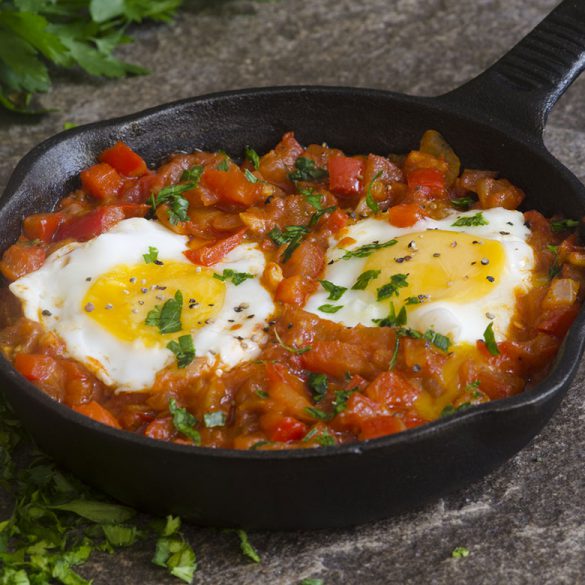 Huevos con pisto de tomate